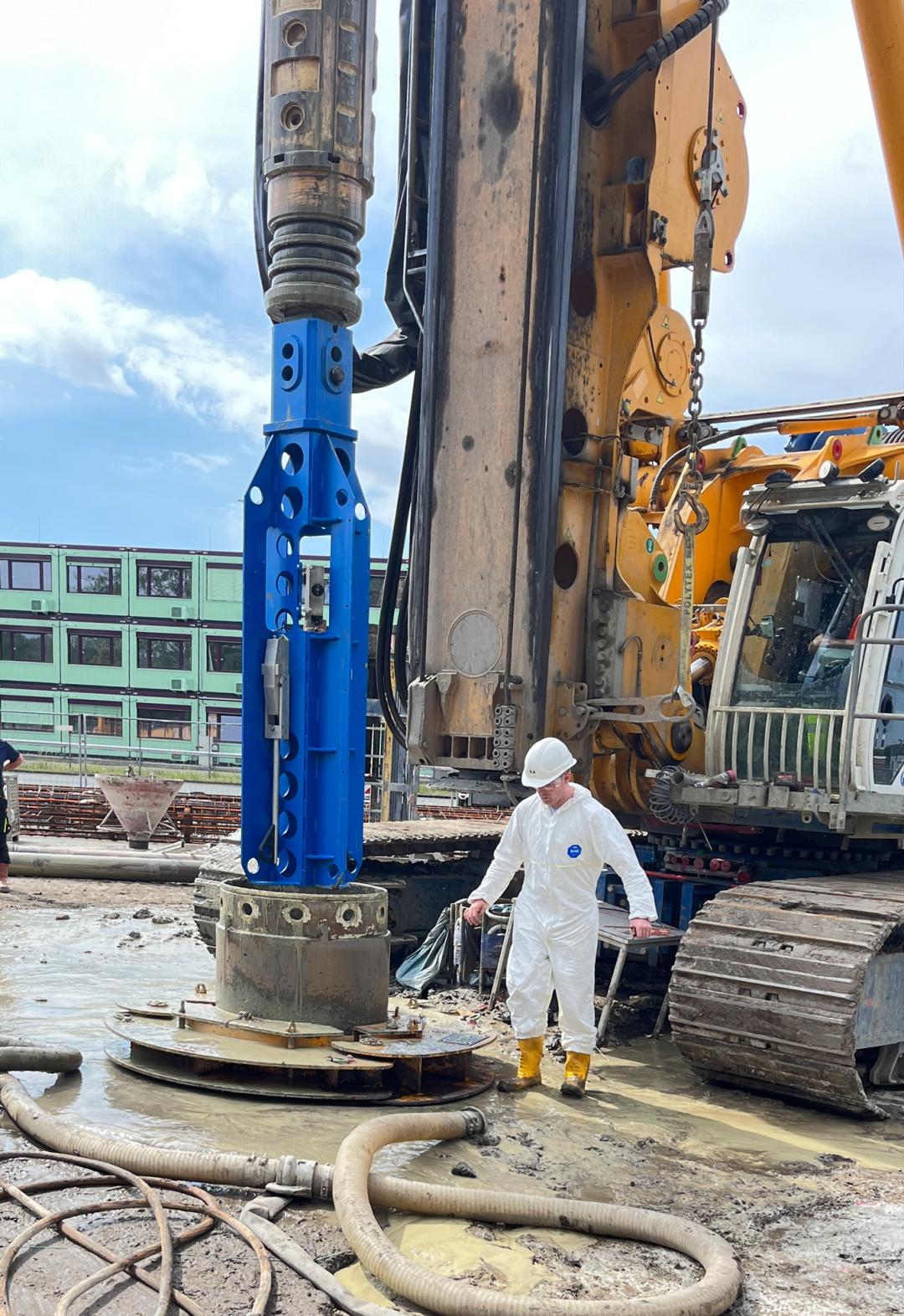 Foto eines Pfahlinspektors mit Kran und Person
